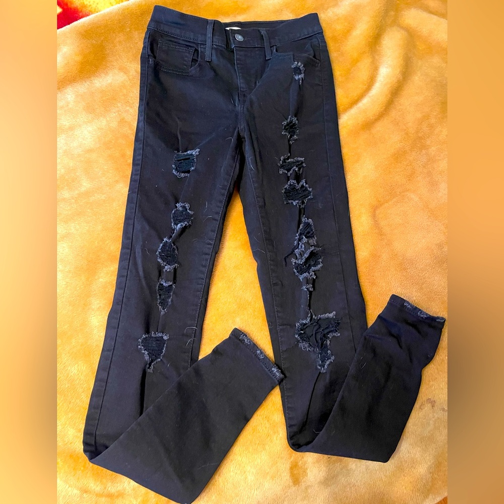 Black skinny distressed Levi’s